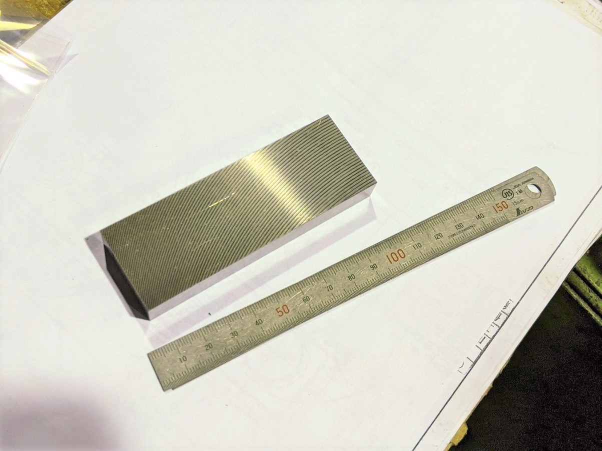 パーツフィーダーの先端金具の素材。材質はSKD11。