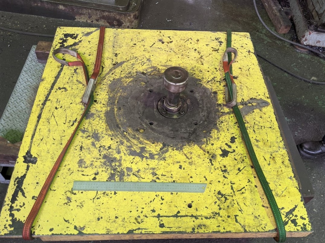 傷んでいたシリンダー台車。台車の外枠は1200角で重量はかなりあります。