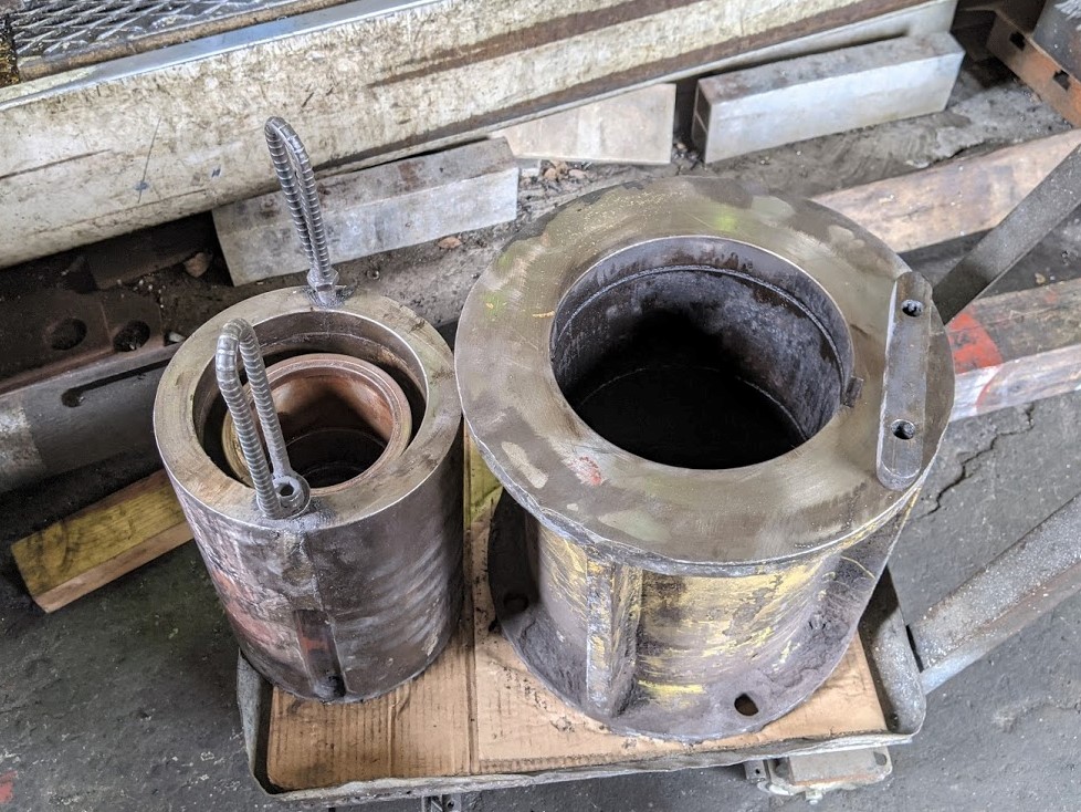 シリンダーに乗って上下するりベアリングケースとガイド。