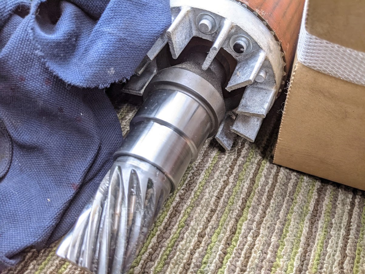 ギア軸のベアリングが入る部分も消耗していたので修復。