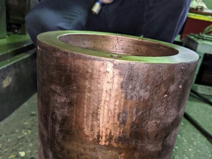 今回発見したベアリングケースの割れ。