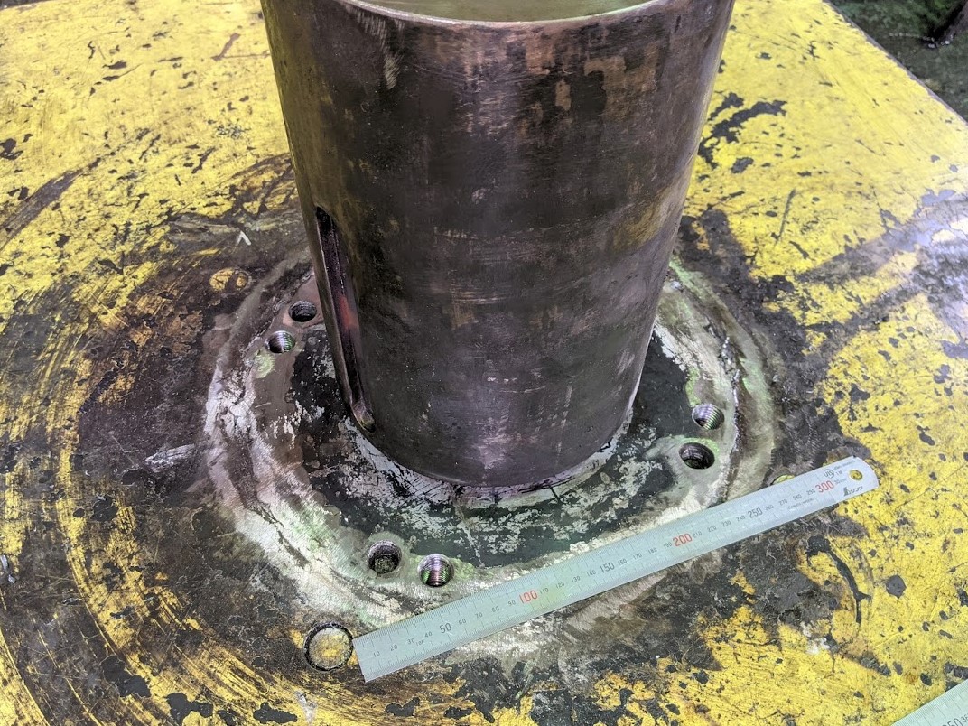 アトラーを使ってキリ穴をあけ、タップハンドルを回して4-M20立て。