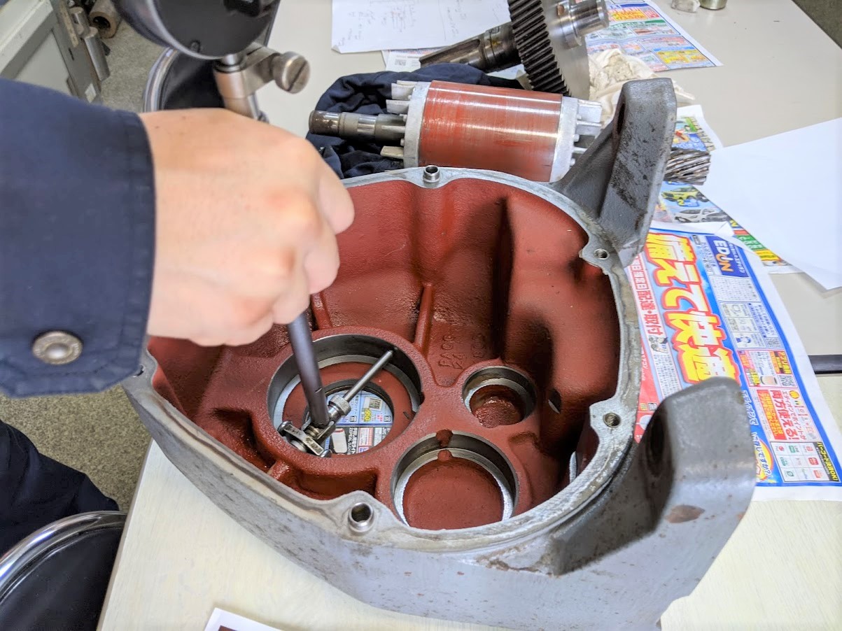 モーターケースに取りつけるベアリング部が傷んでいるので寸法測定。