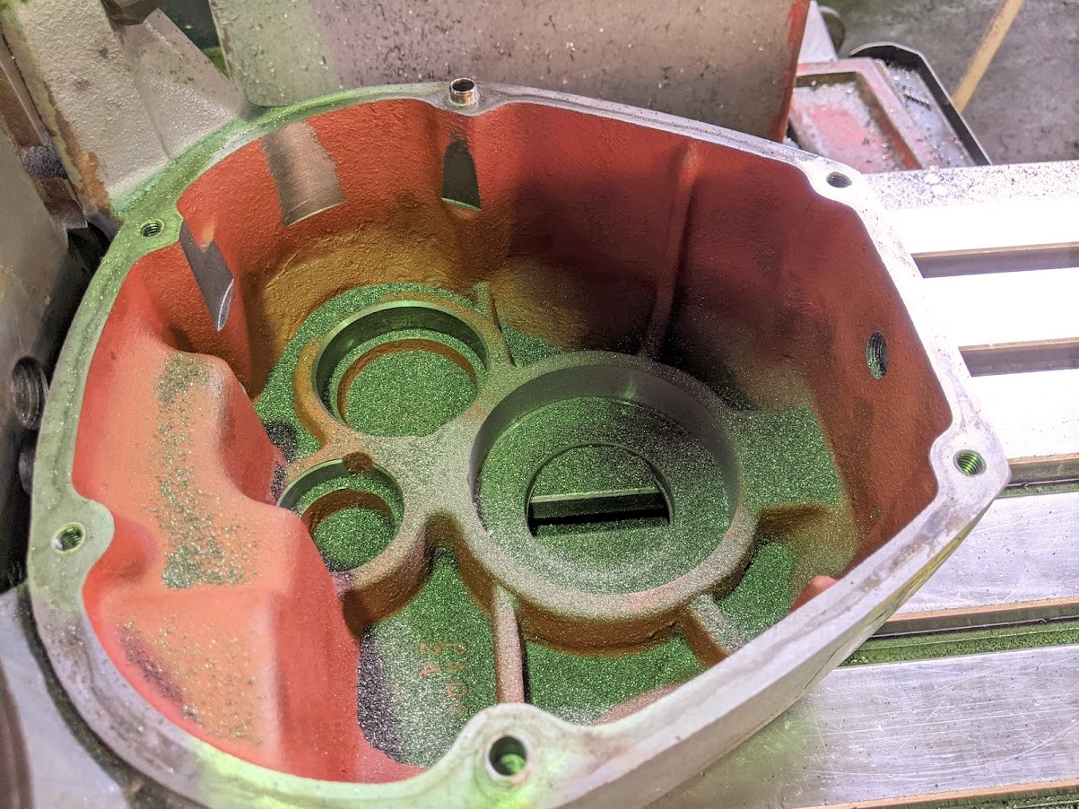 フライス盤でベアリング部を大きく修正加工。ここにリングを入れ込んでベアリングに合わせます。