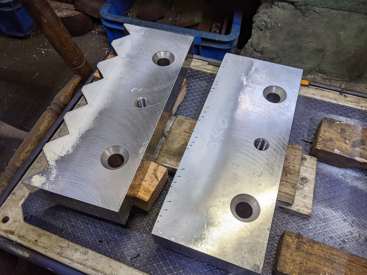 破砕機用の刃の素材。金型鋼のため硬いです。