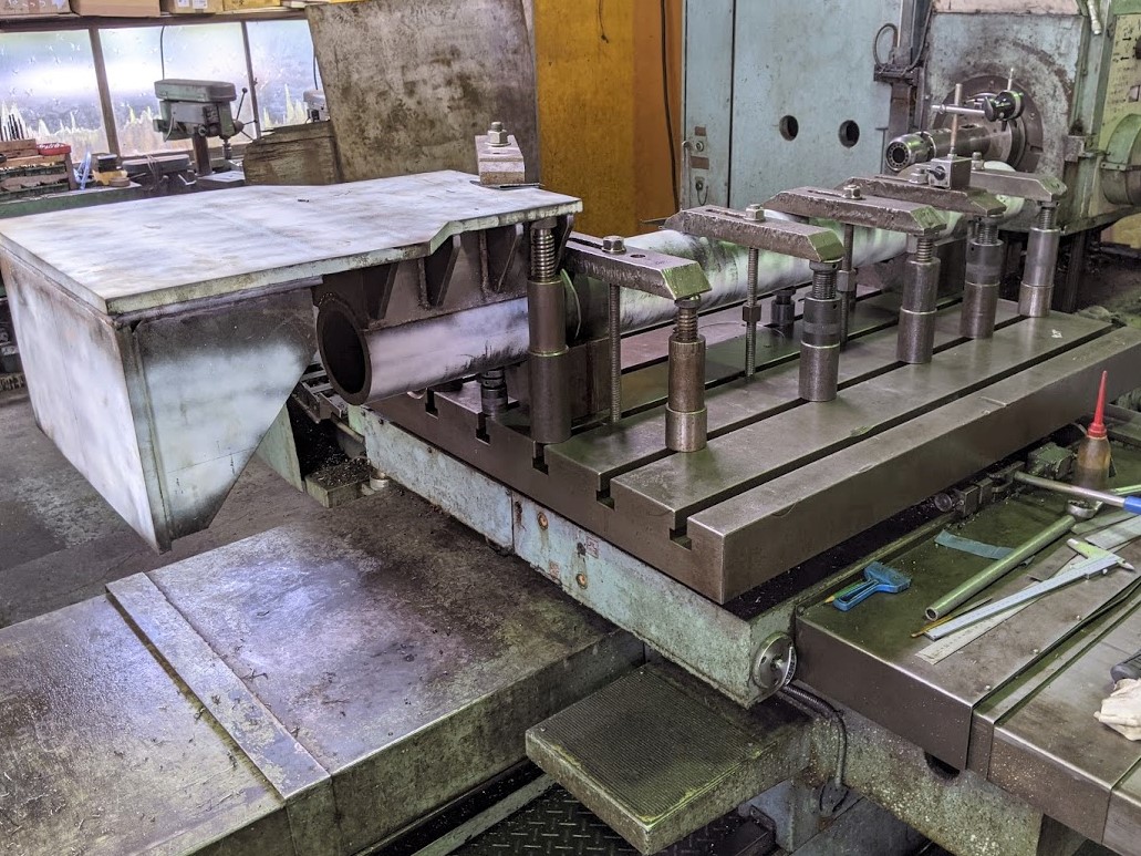 ボーリングで大きな製缶品の長いパイプ先端にあるダブルのキー溝加工を実施。