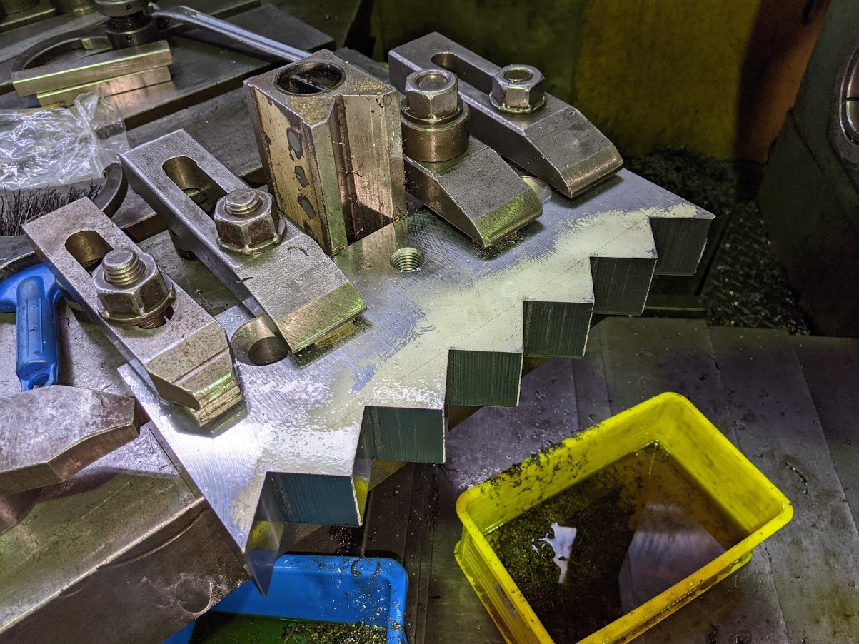 ボーリング（横中ぐり盤）で破砕機の刃の断面を正確に加工。