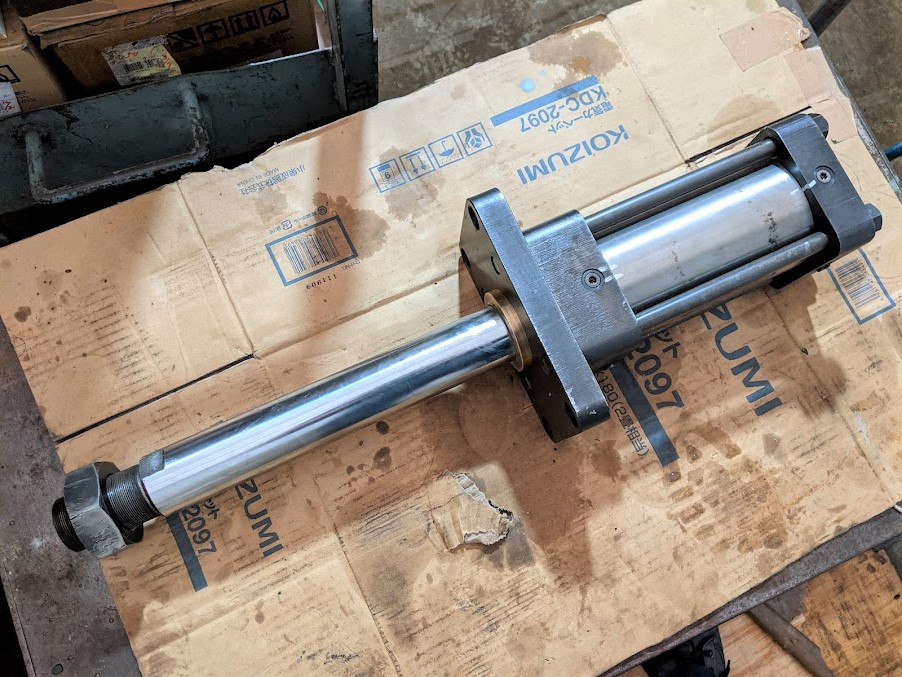 油圧シリンダーが新品パッキンに代わり息を吹き返しました!