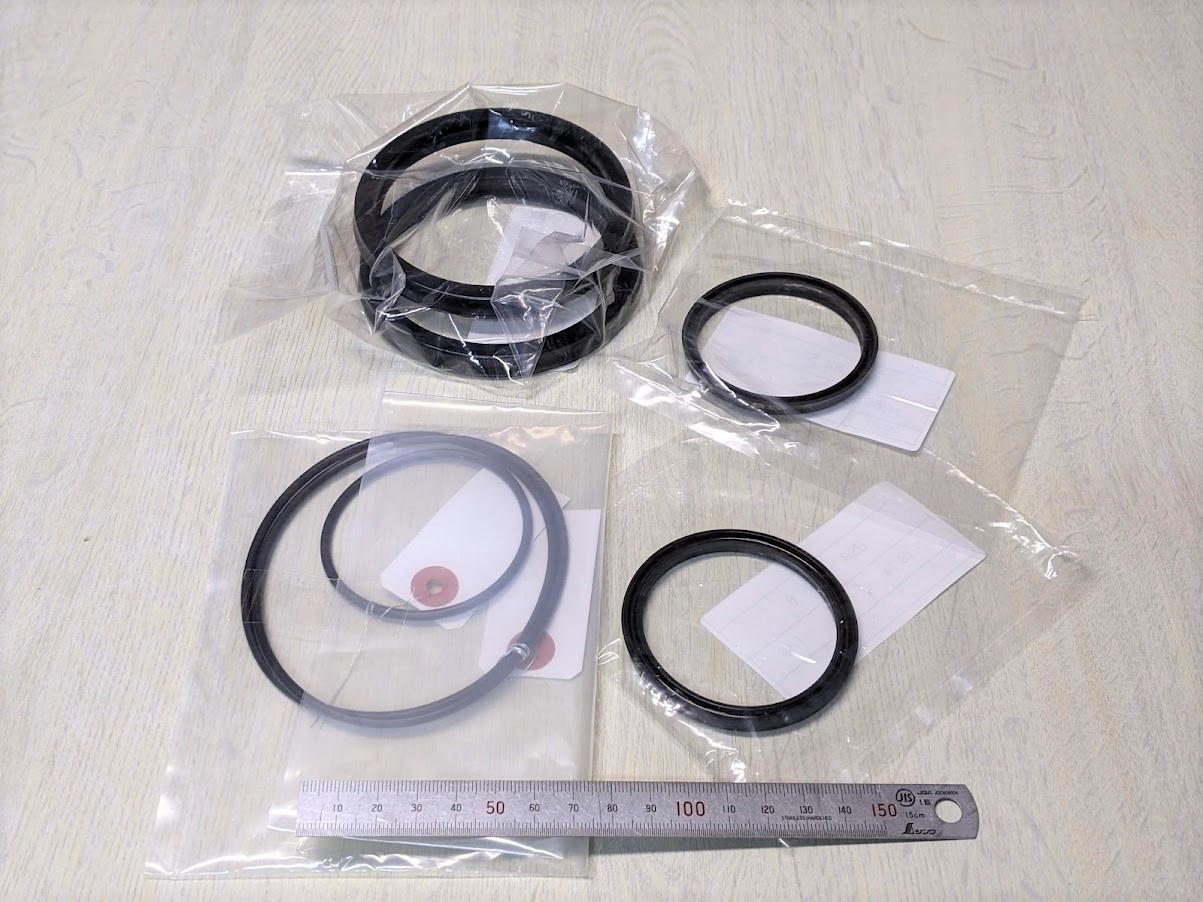 油圧シリンダーのパッキンを新しく交換する為に新品を取り寄せ。