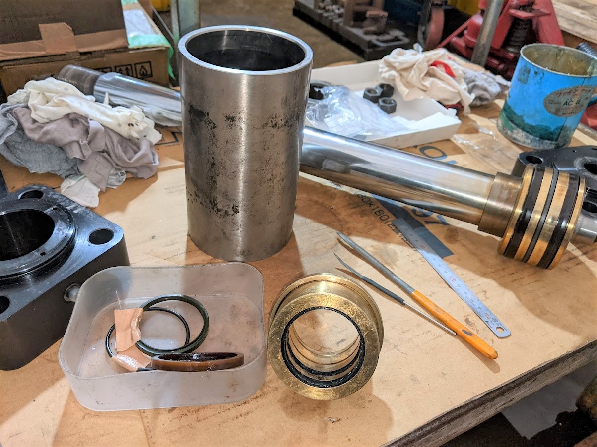 各パッキンを新品に取り替えながら油圧シリンダーを組み戻し。