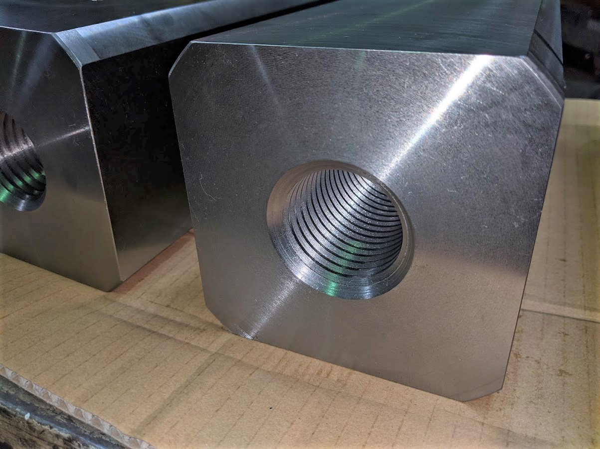 M48xP5で200Lの深いネジ穴加工を旋盤で慎重に加工。