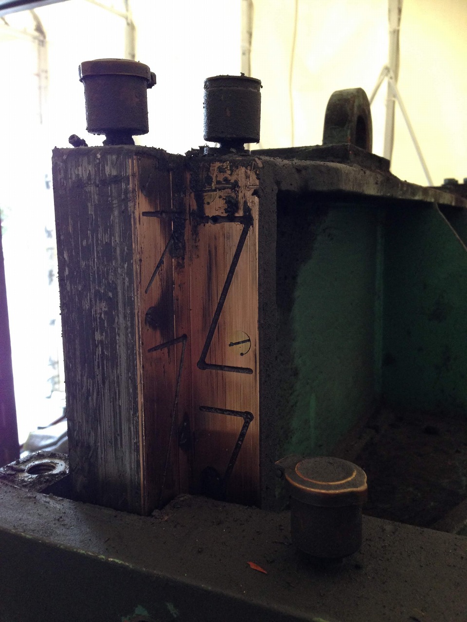 シャーリングで過大に接触している上刃受台と側板。