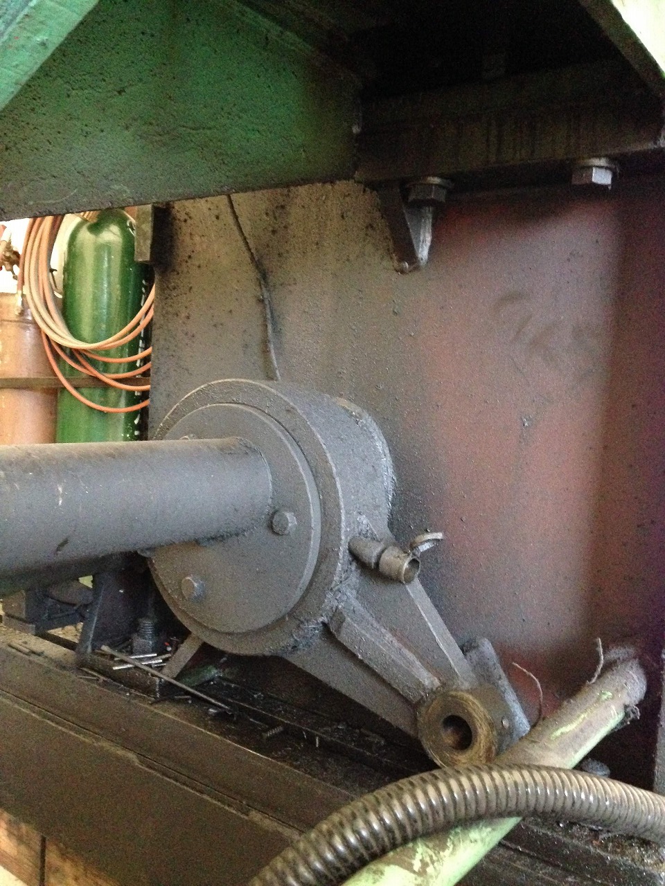 エキセン軸とその軸受及び下刃受台となる側板。