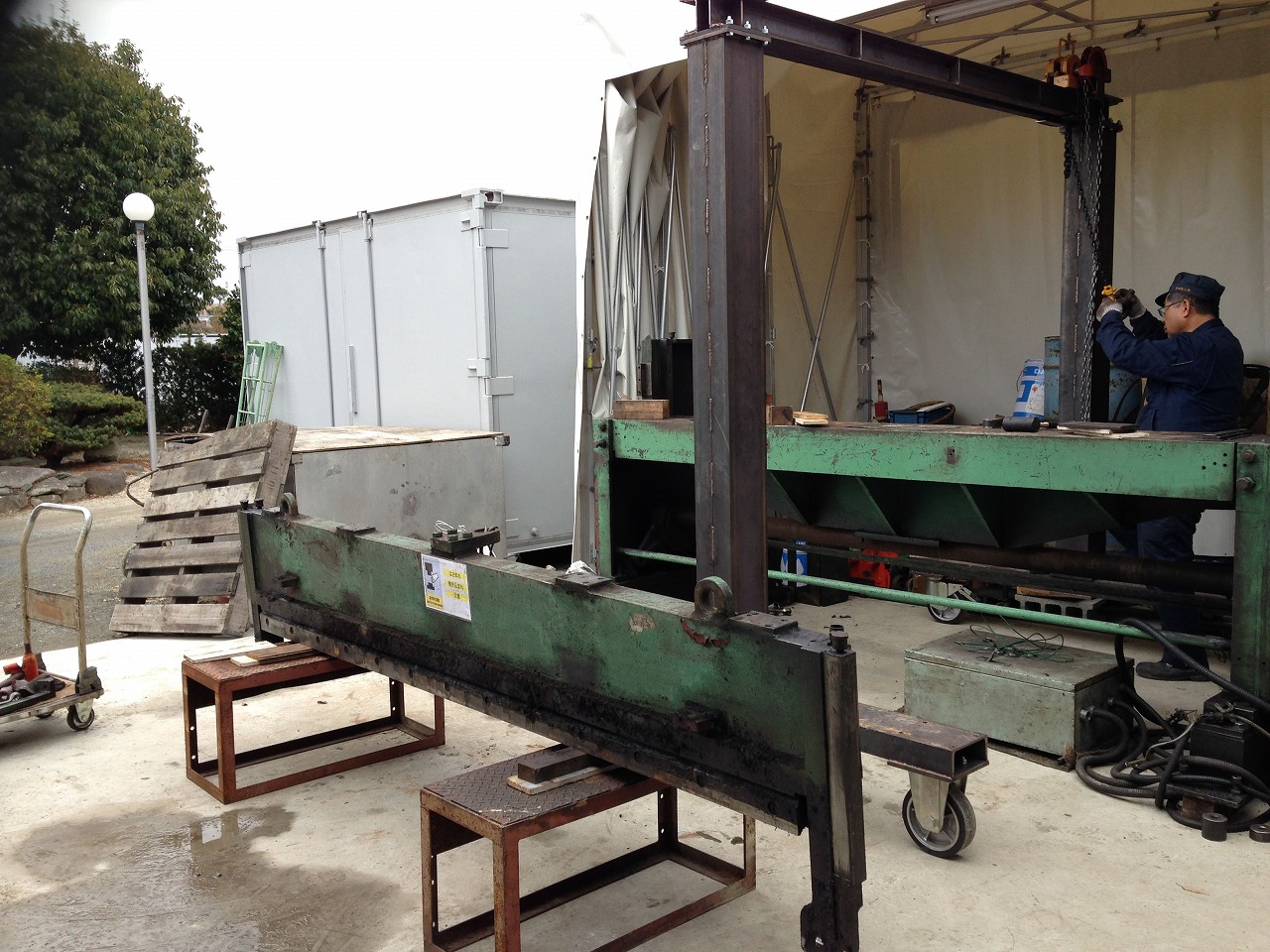 自作の簡易門型クレーンで外したシャーリングの上刃受台。