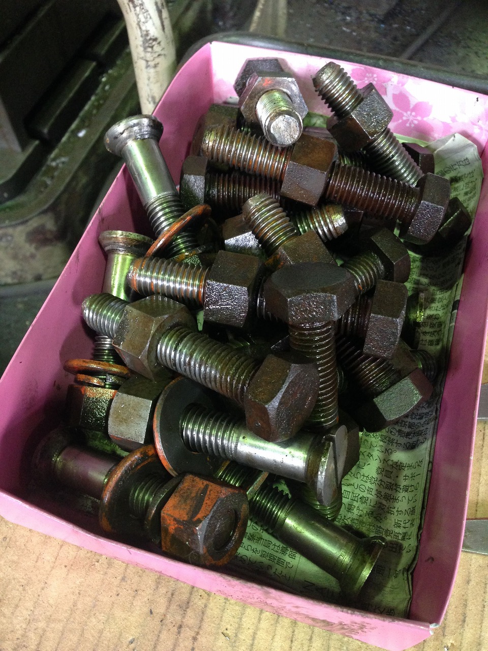 シャーリングのボルト・ナット類も全て洗います。