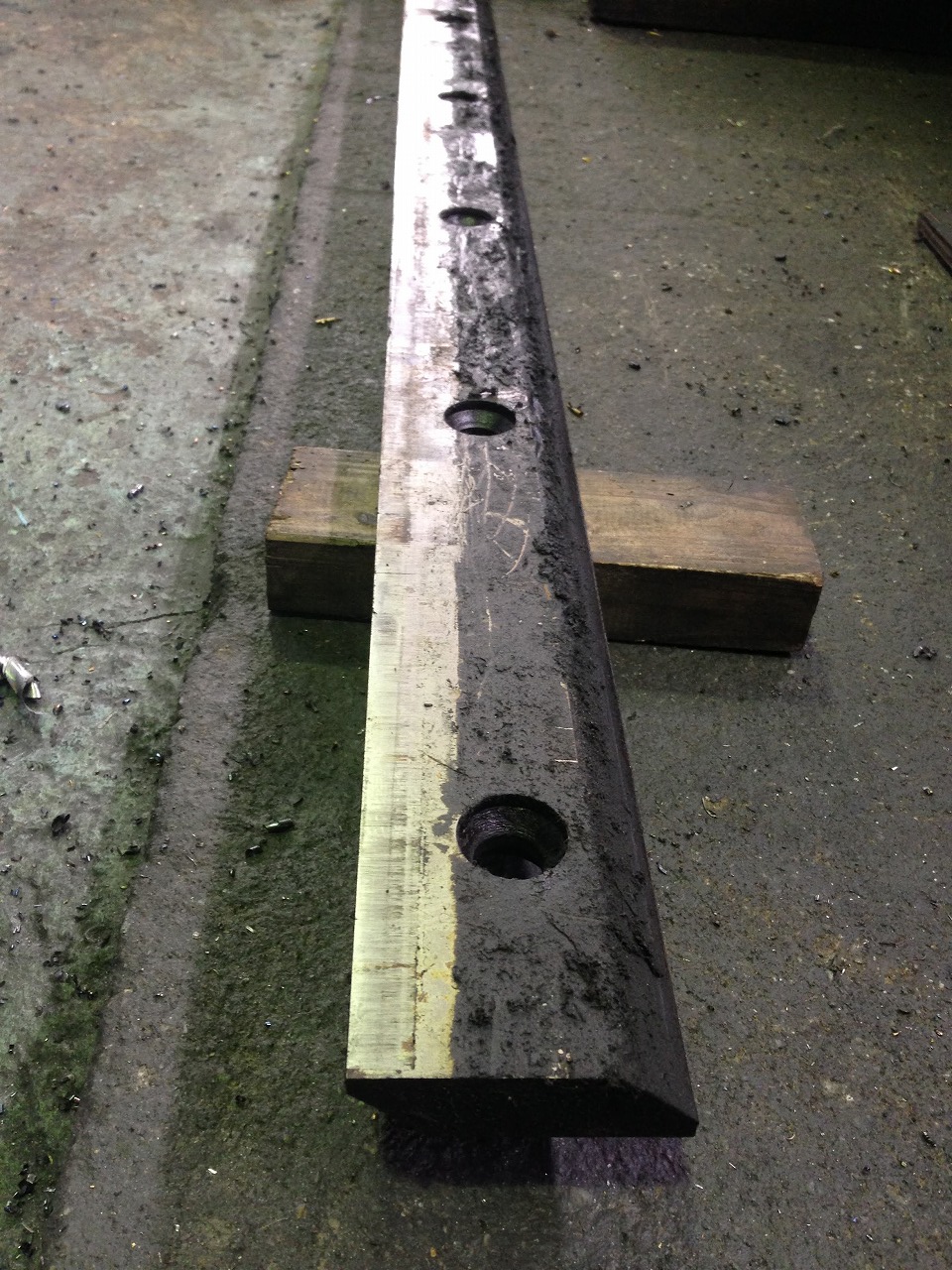 シャーリングの切断刃。刃が傷んでないか確認します。