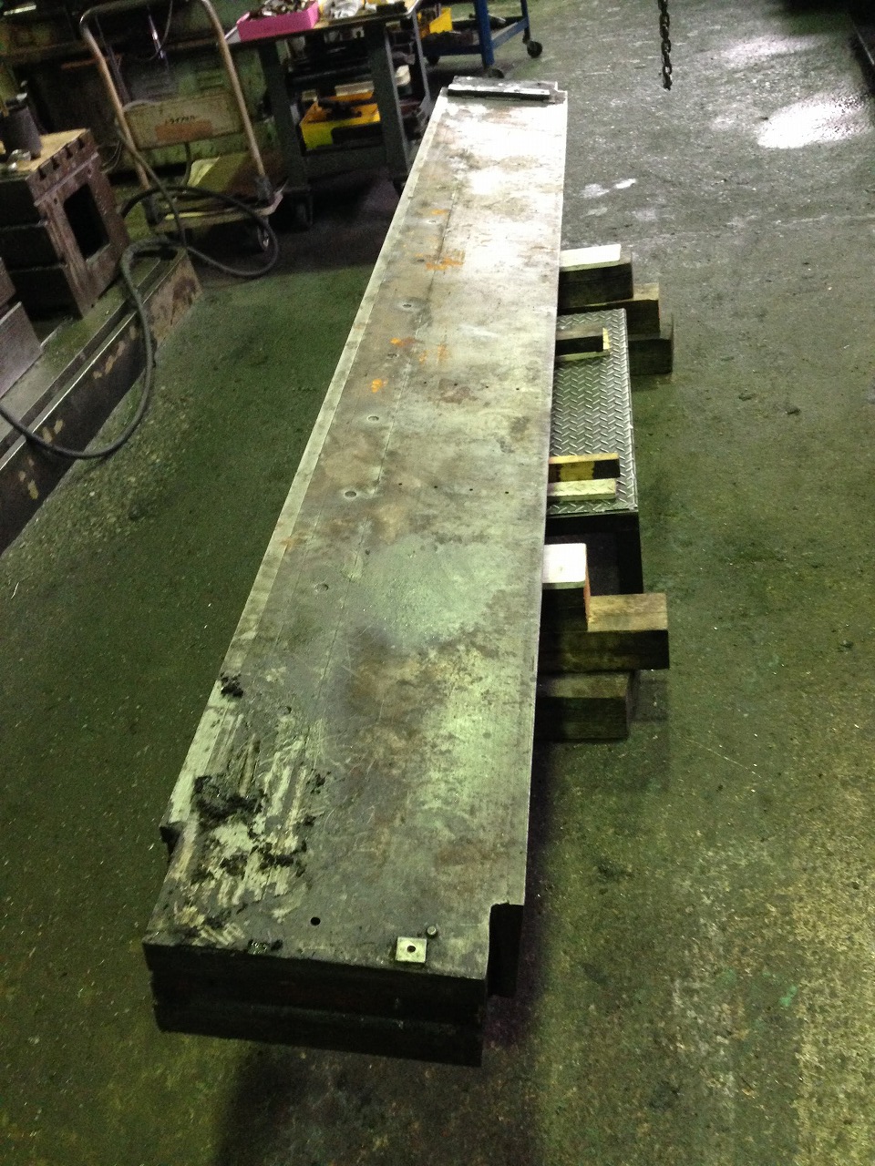 シャーリングの下刃受台を工場内へ搬入。