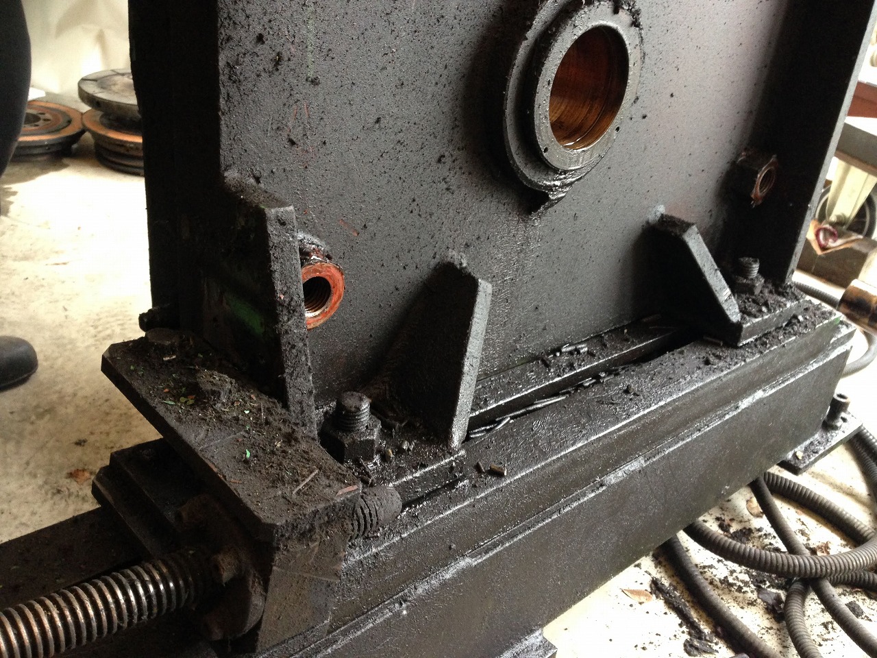 エキセン軸の軸受となるメタルが見える側板。