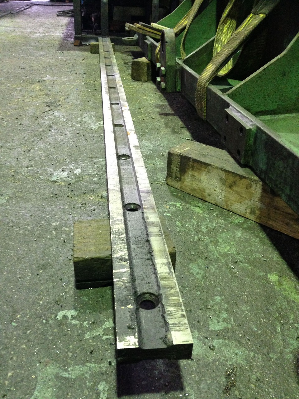 シャーリングの切断刃。かなり長いです。