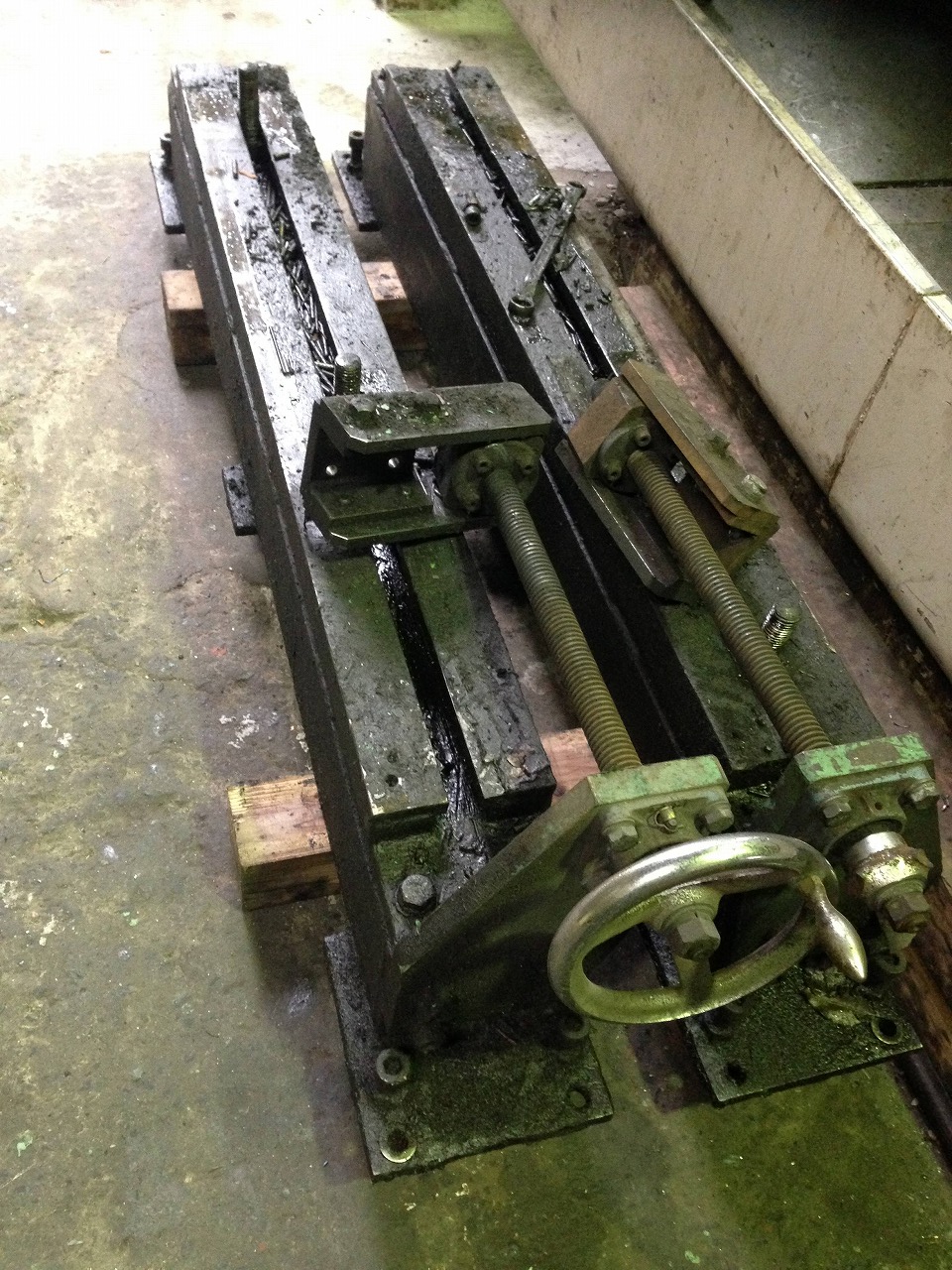 シャーリングの土台。位置調整部分が損傷しています。