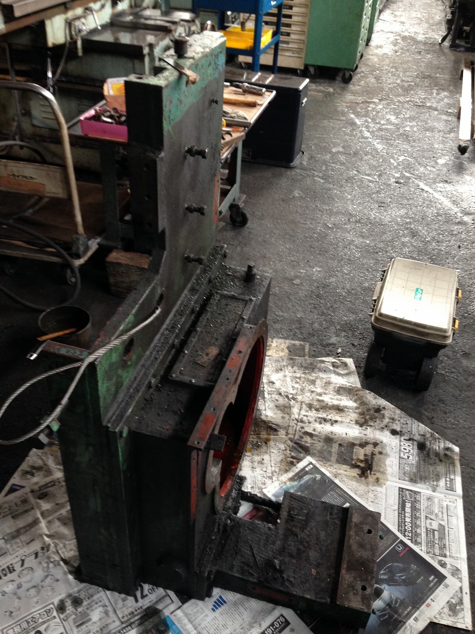 シャーリングの側板（ギアボックス側）を清掃。