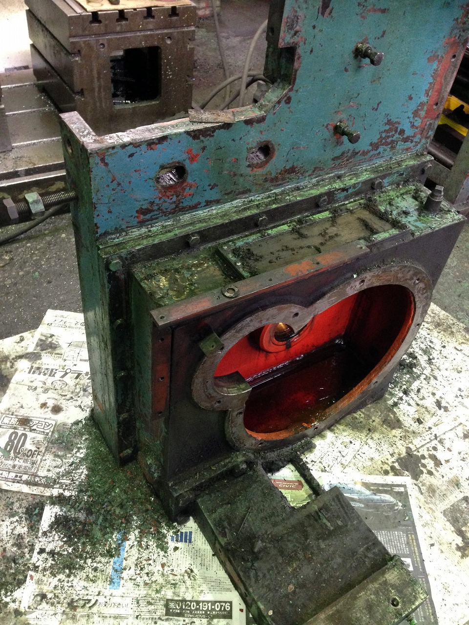 シャーリングの清掃（ギアボックス側）。