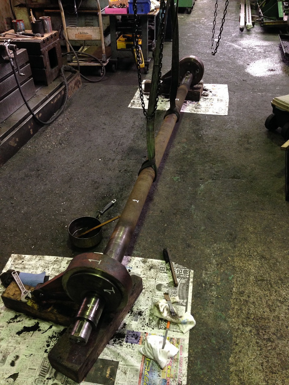 シャーリングのエキセン軸。エキセンが両側に付いてます。