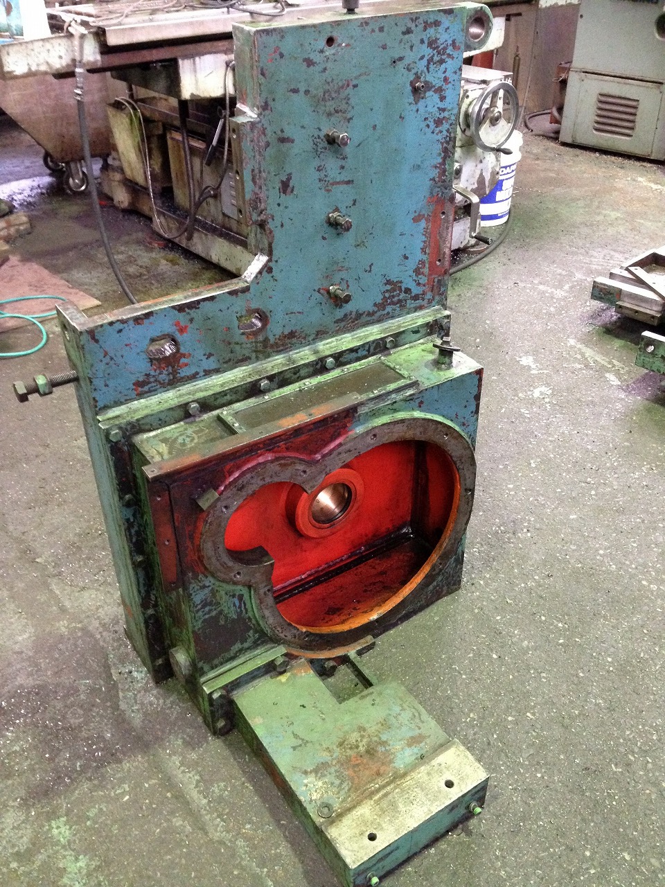 エキセン軸受、刃物台用枠、足(土台)受、ギアボックス枠をこなす側板。