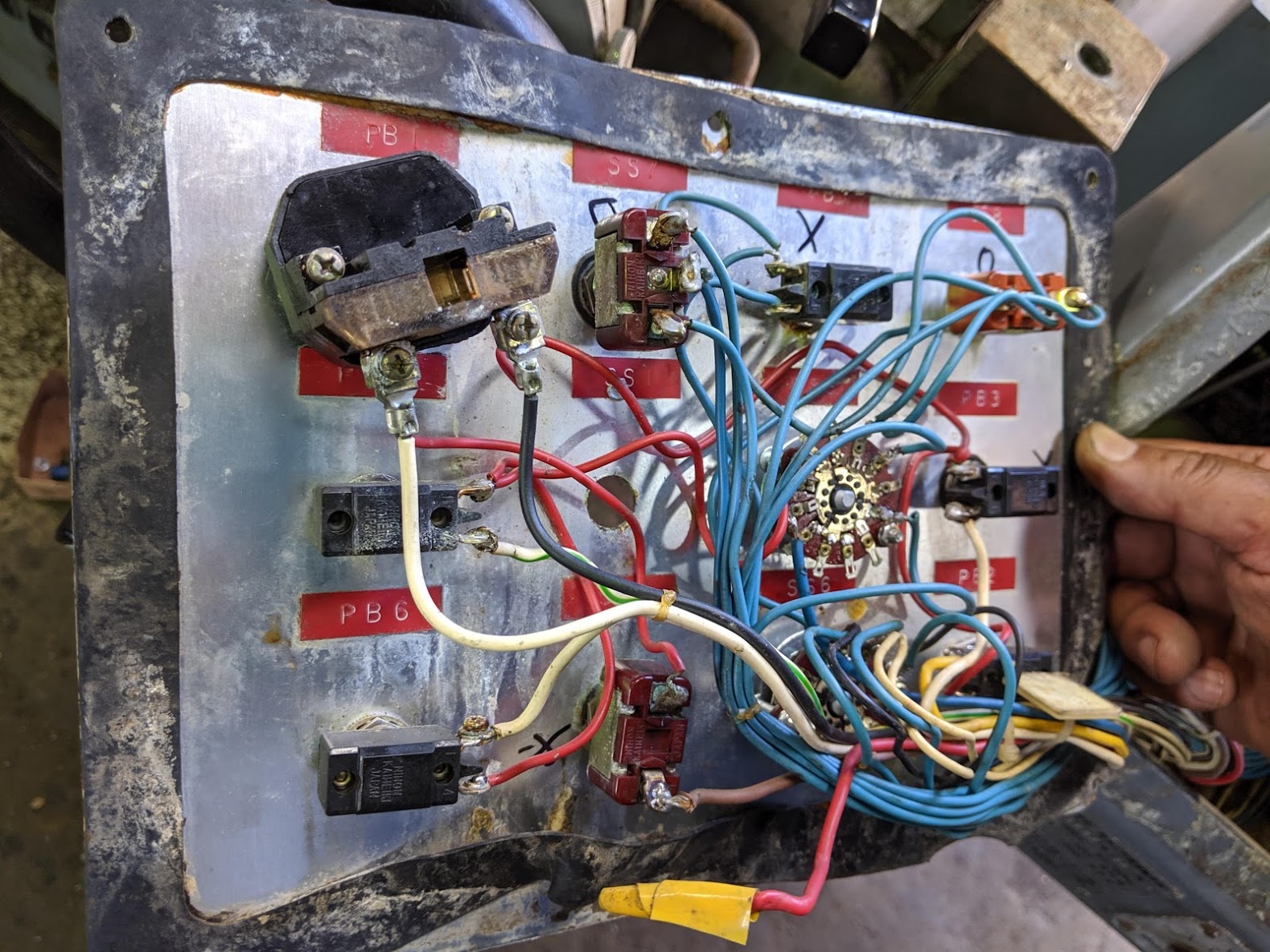 操作盤のスイッチ類からテスターを使って不良個所を探します。