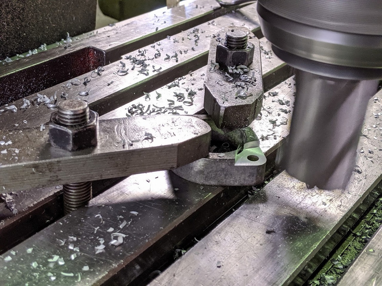 アルミ鋳物をエンドミル加工。