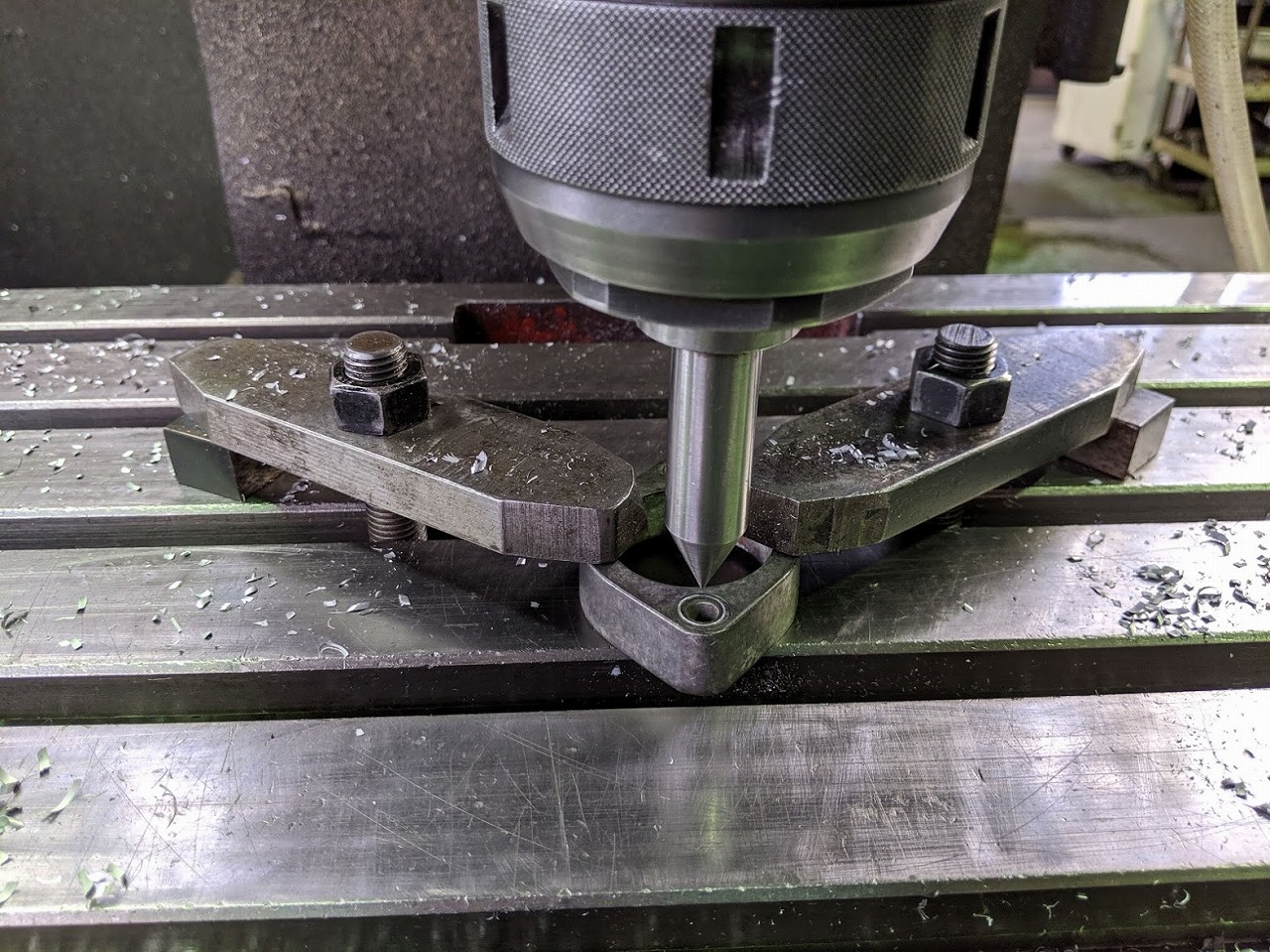 アルミ鋳物の加工位置を針で求めます。