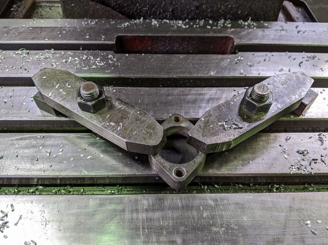 アルミ鋳物をフライスに段取り。