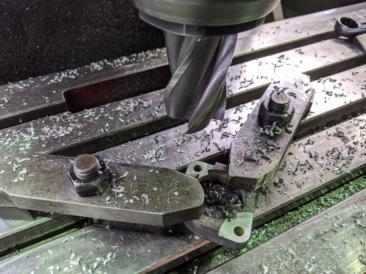 完成したバイクのマフラー取り付け部品。