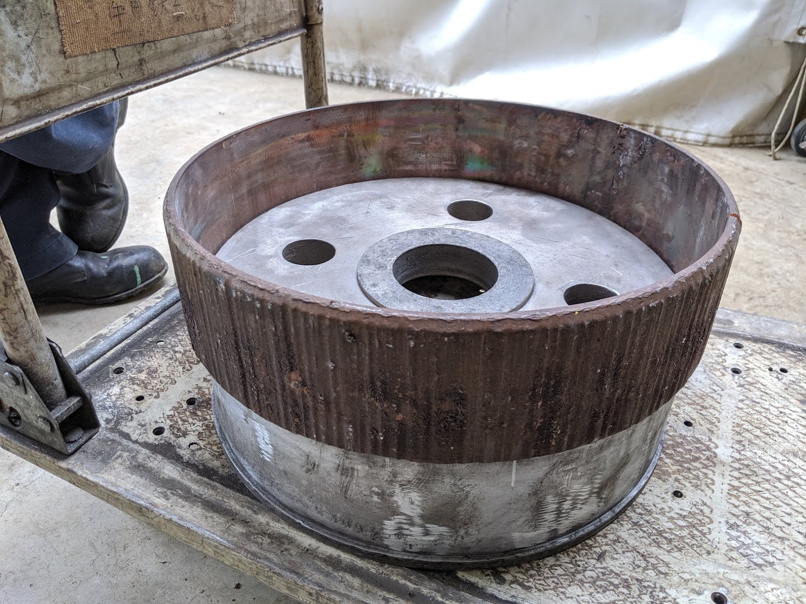 古い銅電極とその中に入るボス。