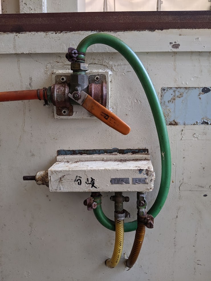 配管用のマニホールド。