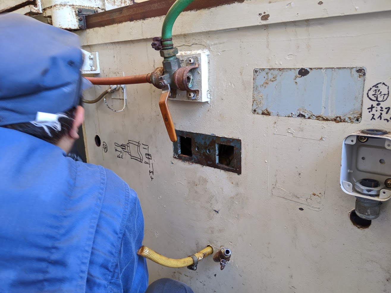 コンターマシンVM-1000で後付けの配管を取り外し。