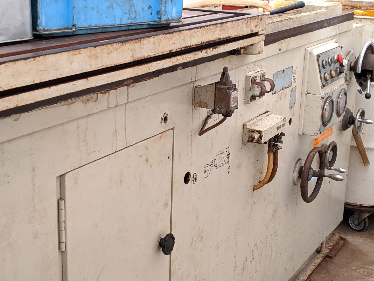 コンターマシンにオーバーホールしたマニホールドを取り付け。