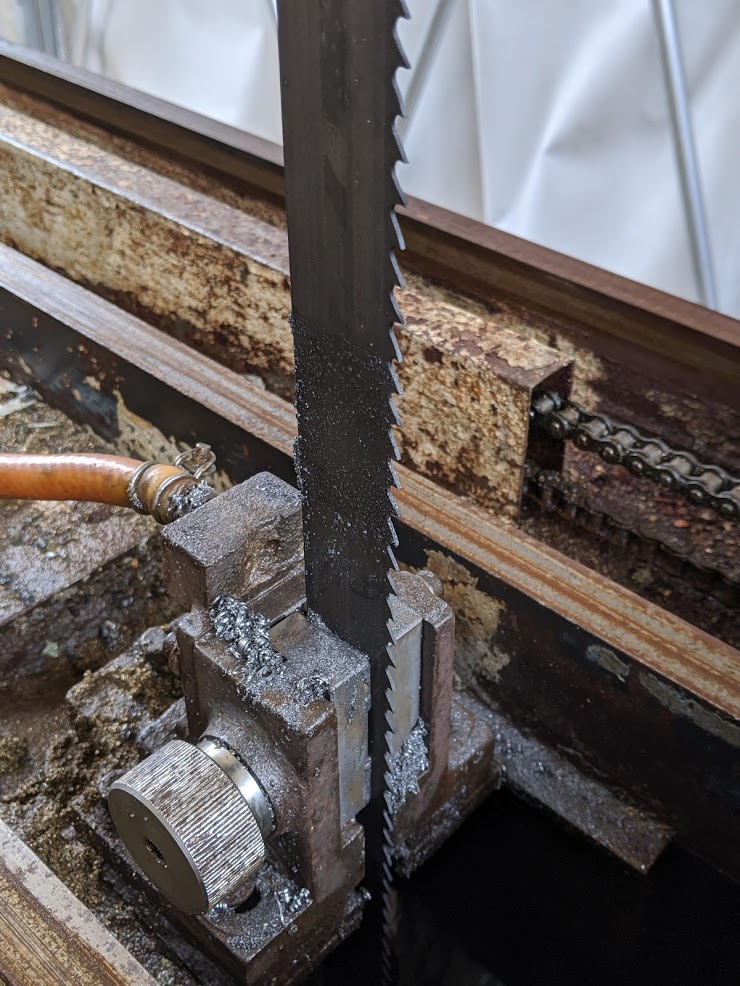 コンターマシンの鋸刃下部振れ止めガイド。