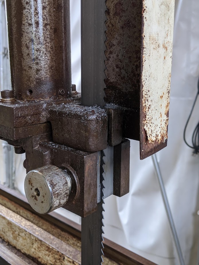 コンターマシンの鋸刃上部振れ止めガイド。