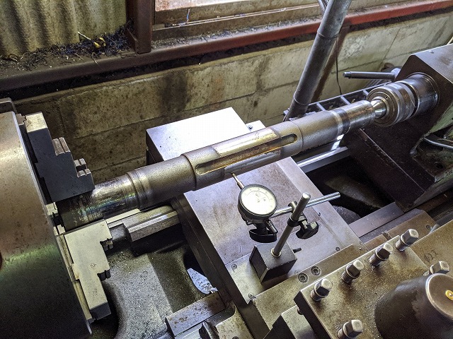 プーリー軸の振れをダイヤルゲージを使って測定。