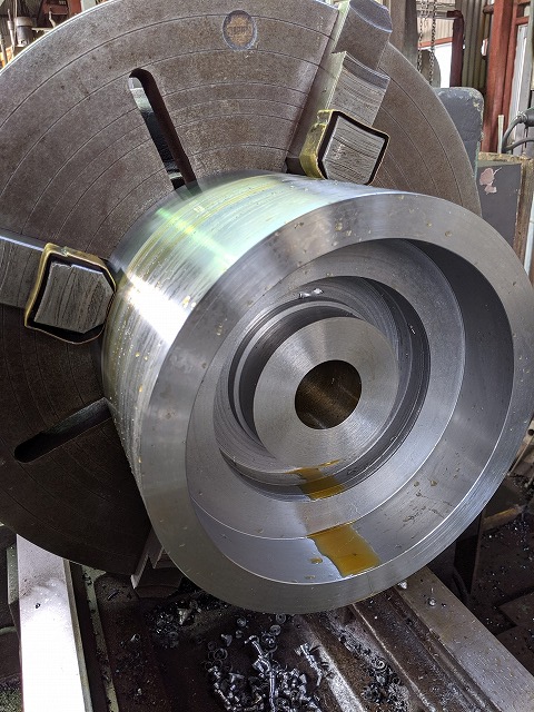 旋盤でプーリーを削り出し。荒加工。