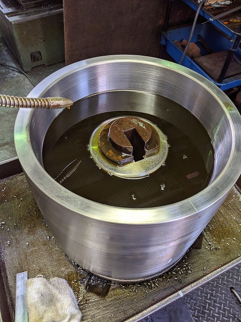 ブローチ盤でプーリーを勾配キー加工。