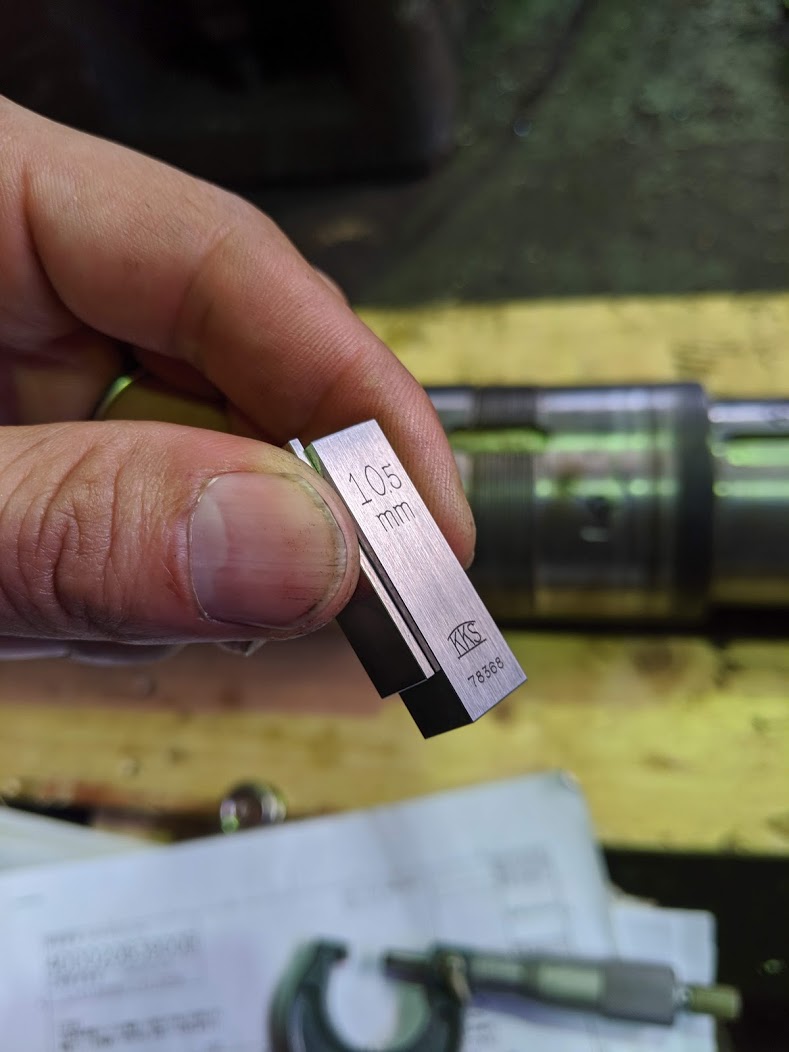 ブロックゲージを0.01mm単位で組み合わせて入れてを繰り返して寸法を測定。