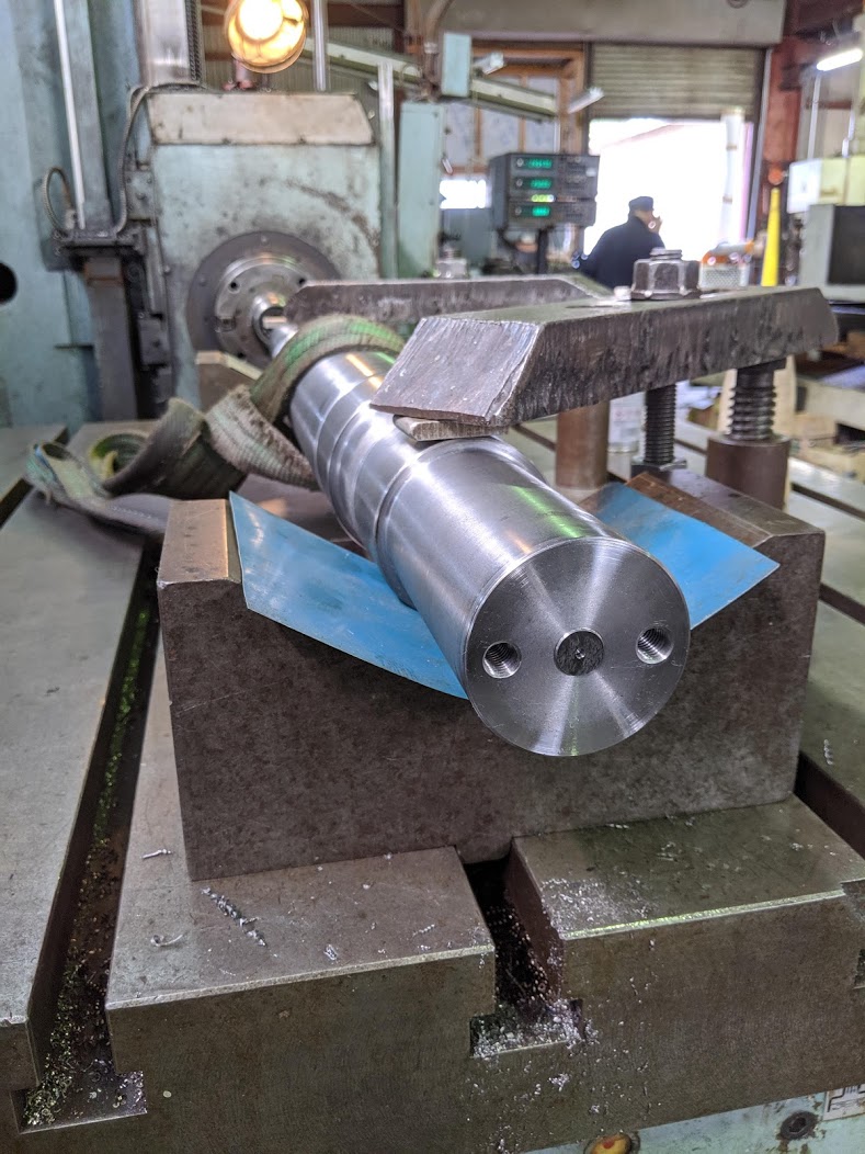 モーター軸の軸端にエンドプレート用のタップ穴加工をボーリングで実施。