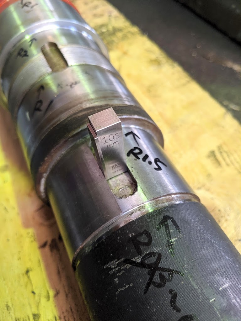 ブロックゲージを使ったキー溝の測定。