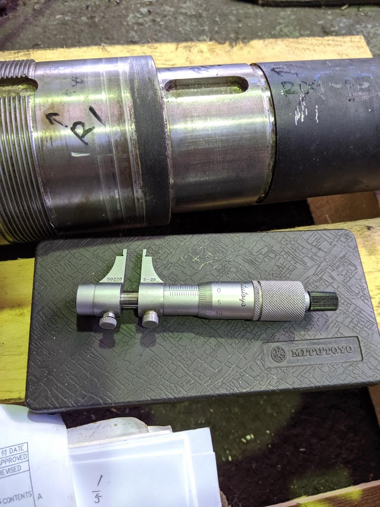 モーター軸のキー溝をインサイドマイクロメーターを使って測定。