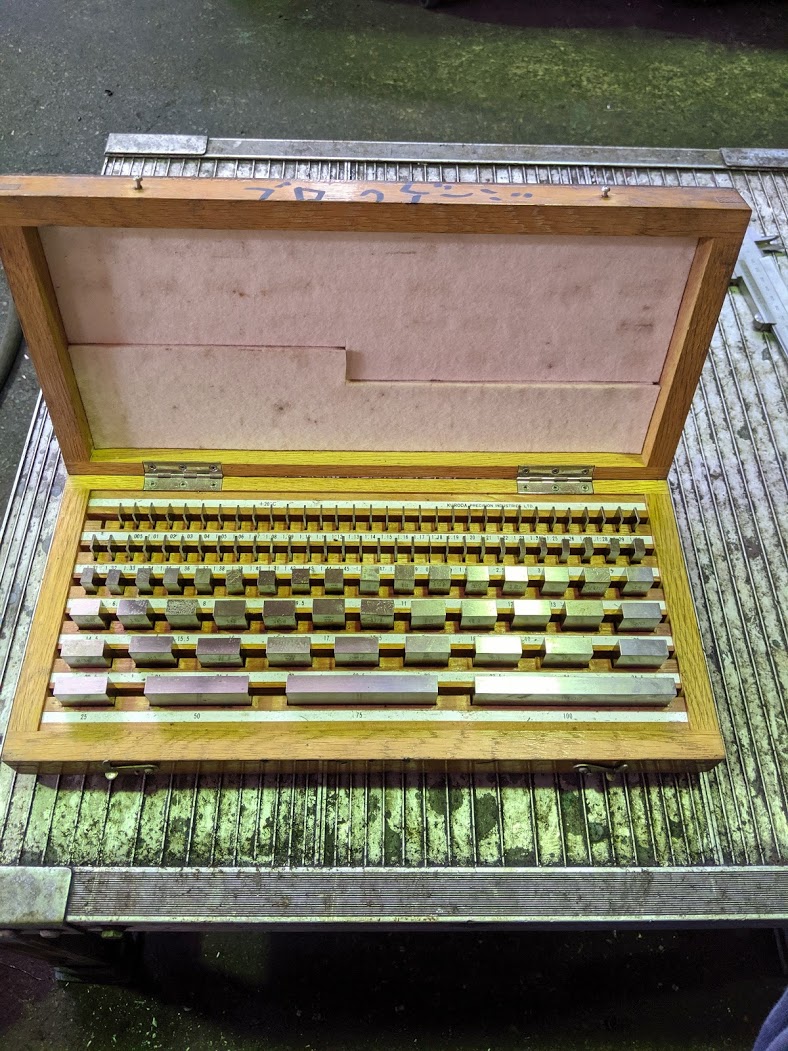 手軽に0.01mm単位で測定できる便利なブロックゲージ達。