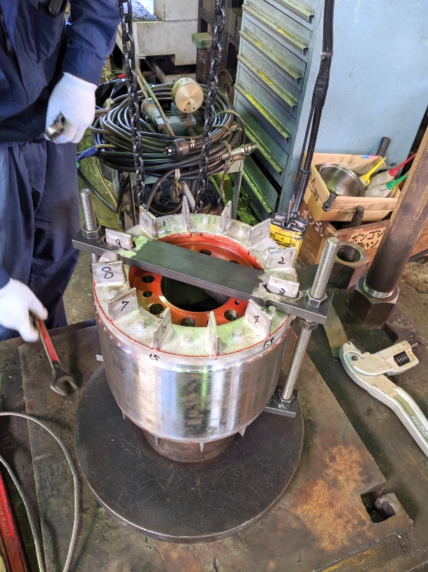 37kwモーターのローター(回転子)を台にセットして軸の圧入の準備をします。