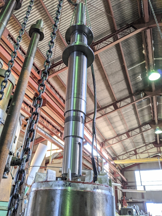 モーター軸をローターにセットして圧入を実施。