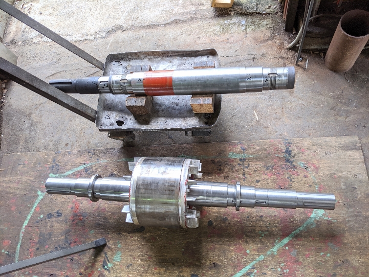 折れた古い軸と今回新作してローターに圧入した軸との比較。